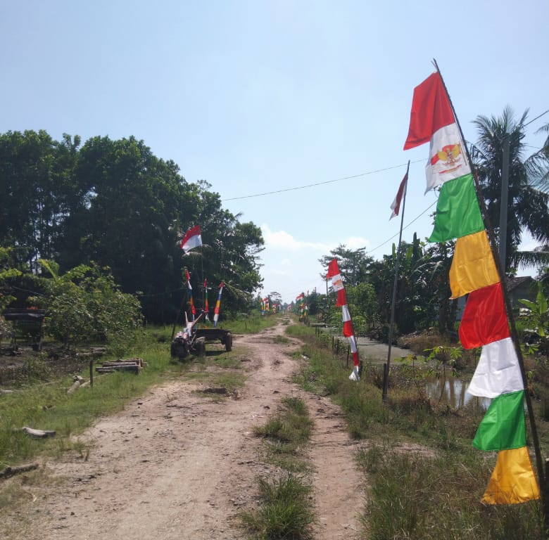 Warga Desa Sumber Makmur Pasang Patok Mini dan Bendera dilingkungan sekitar