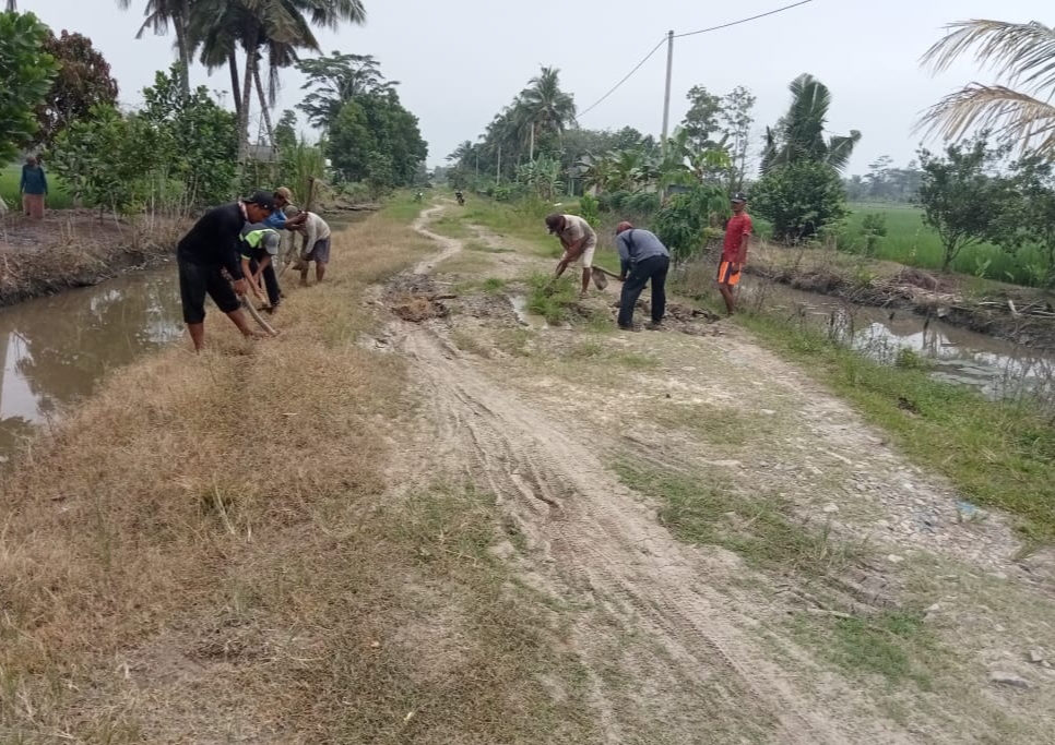 Semangat Gotong Royong Masyarakat Jalur 1A Desa Sumber Makmur 